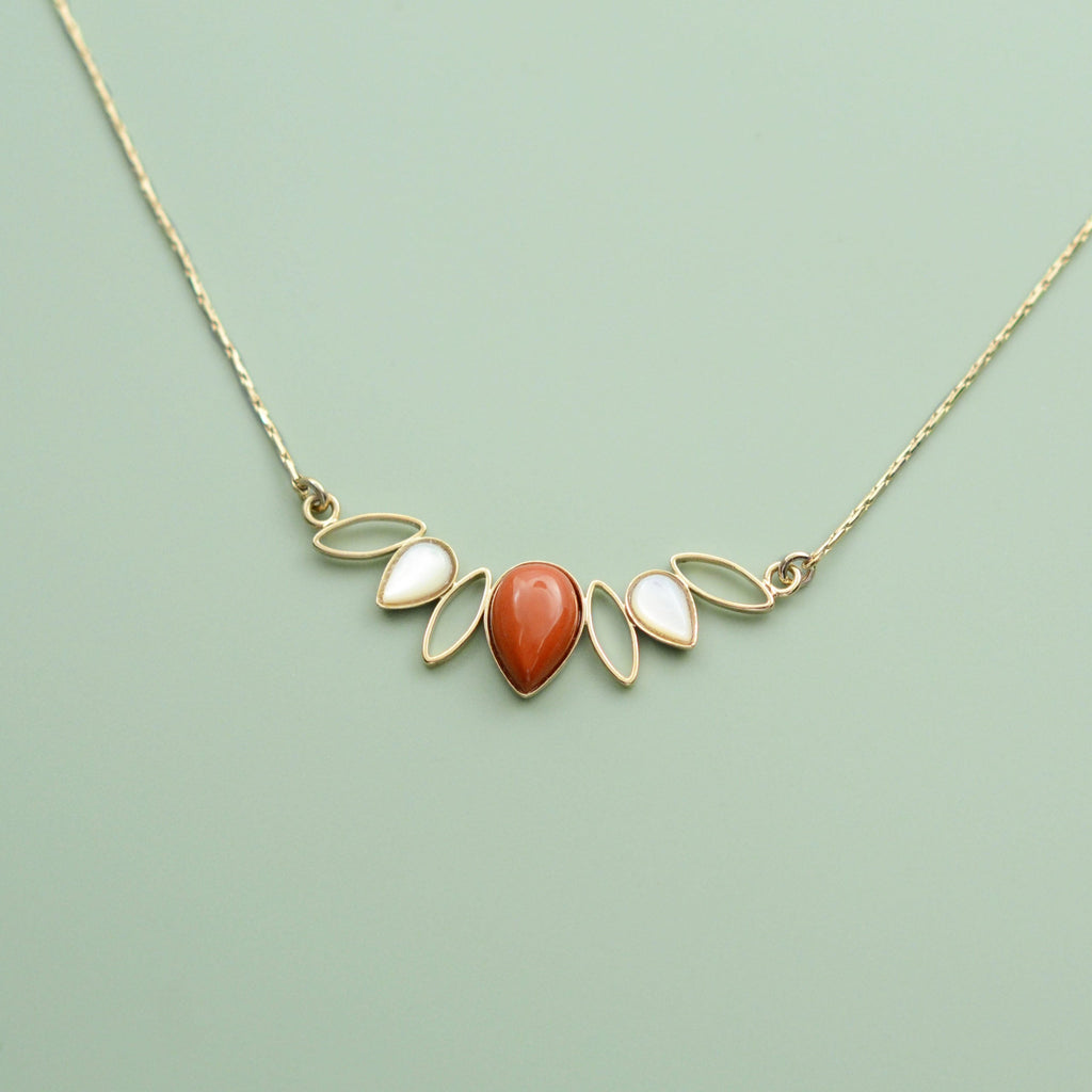 collier ondine corolle serti en jaspe rouge et nacre blanche, sur fond vert