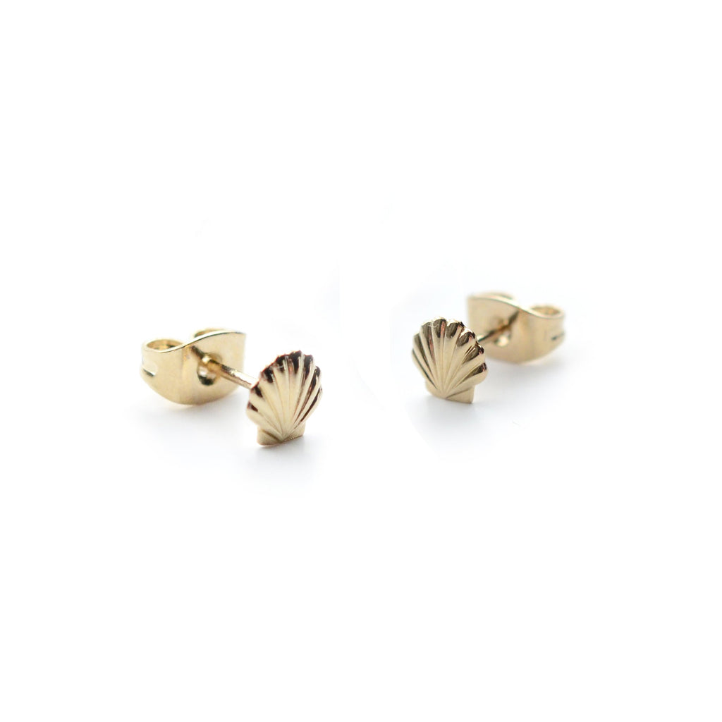boucles d'oreille coquillage mini puces dorées sur fond blanc