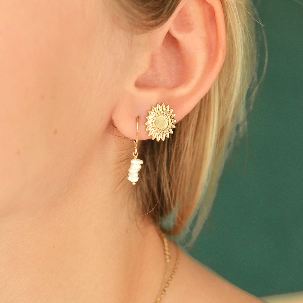mannequin portant deux boucles d'oreille Lily Garden : la boucle d'oreille Aloha dormeuse et la puce Sunflower pur