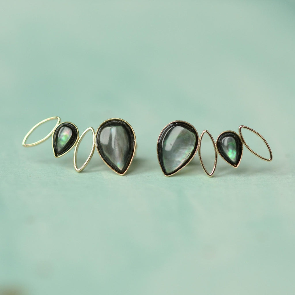 boucles d'oreille puces de la collection Ondine Corolle, serties en nacre noire.